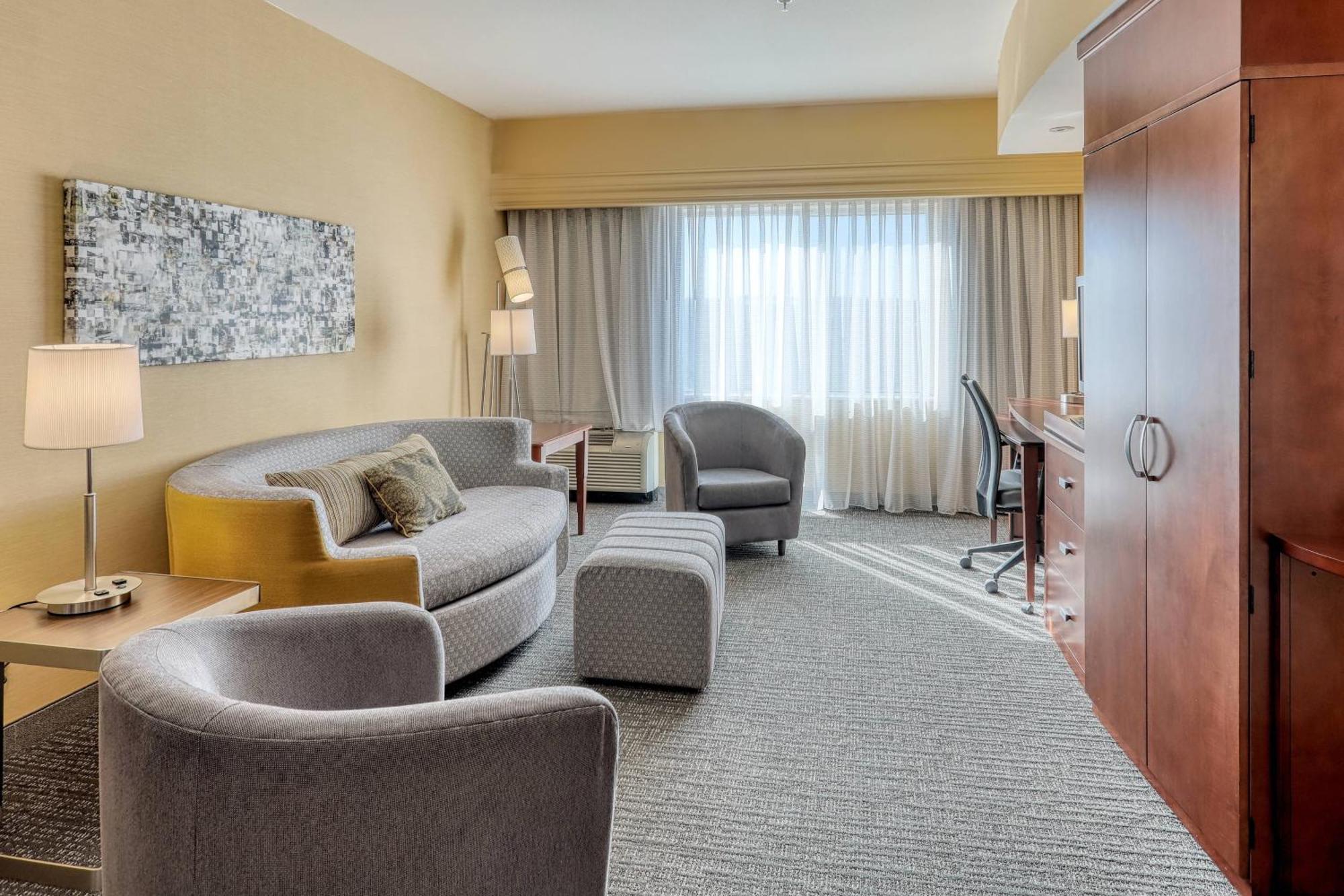 Отель Courtyard By Marriott Йорк Экстерьер фото