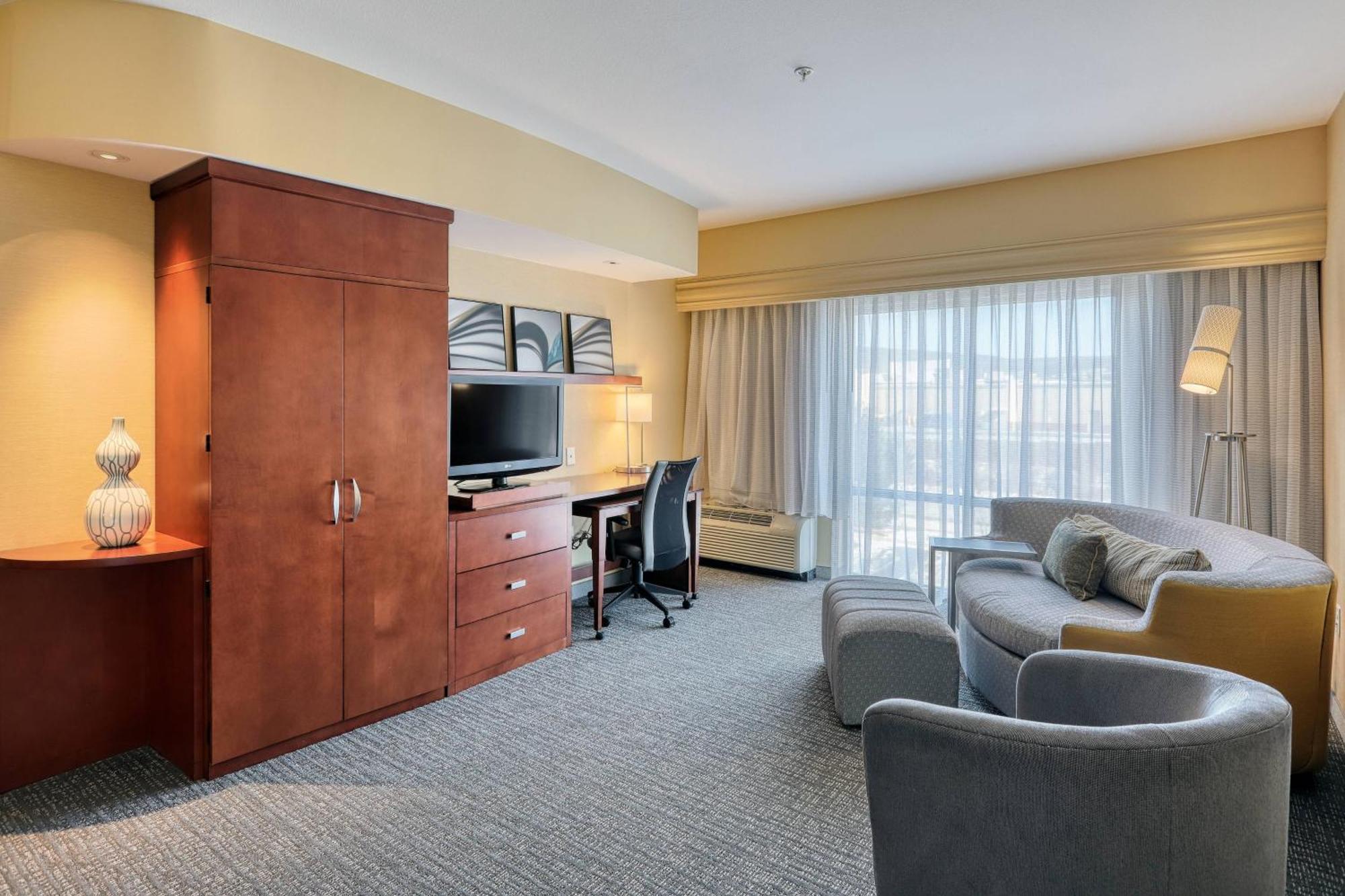 Отель Courtyard By Marriott Йорк Экстерьер фото