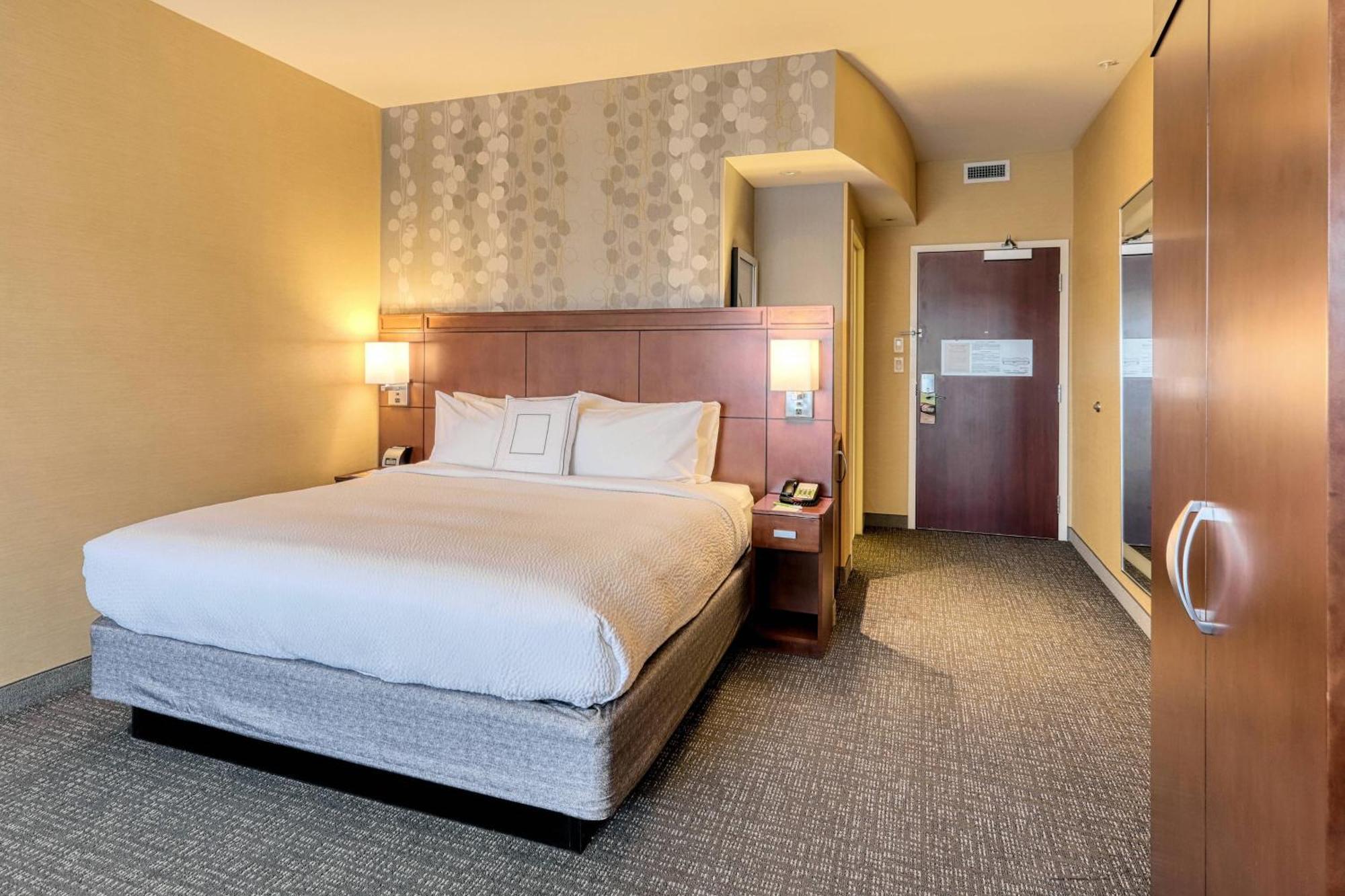 Отель Courtyard By Marriott Йорк Экстерьер фото